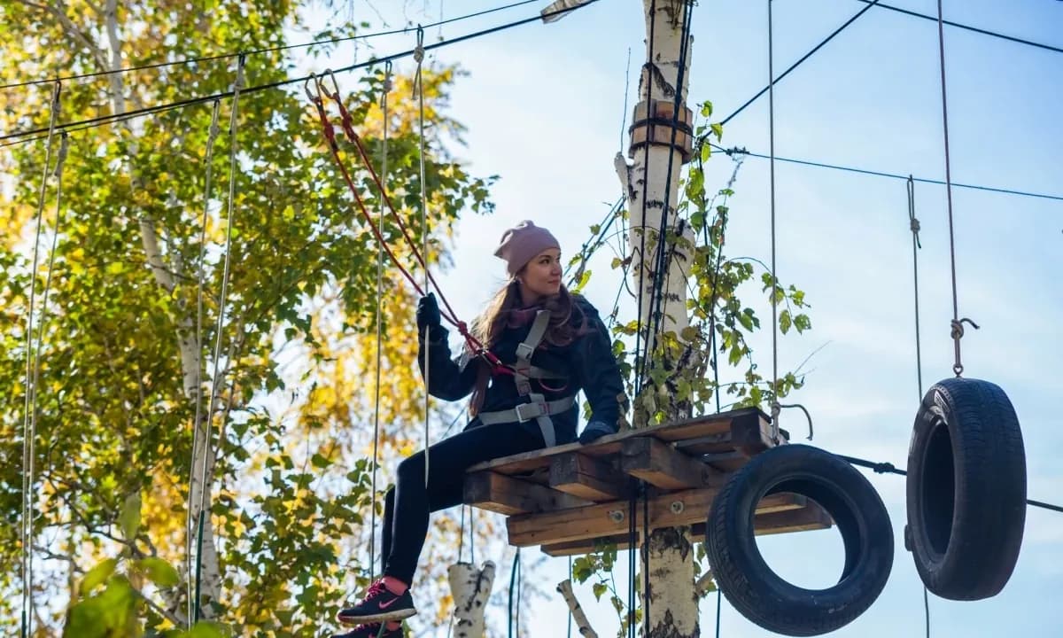 Участница проходит станцию с подвесными автомобильными шинами