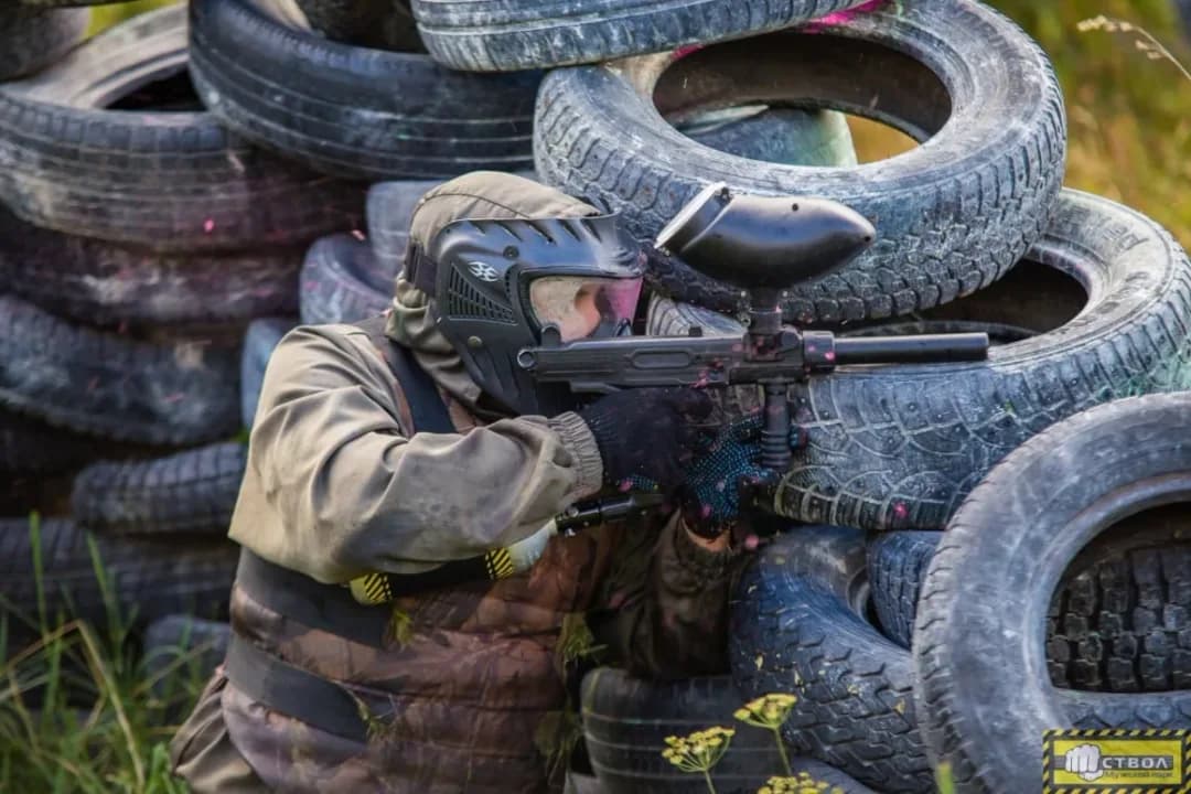 Игрок ведёт бой из укрытия из автомобильных шин