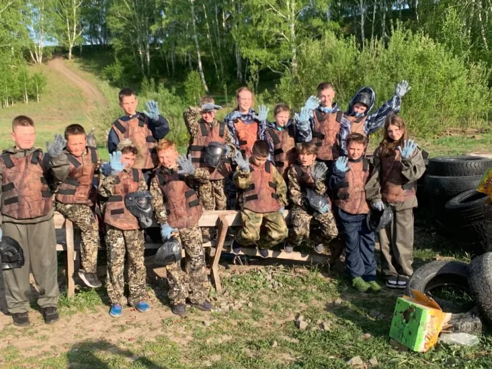 Детская команда после игры в пейнтбол