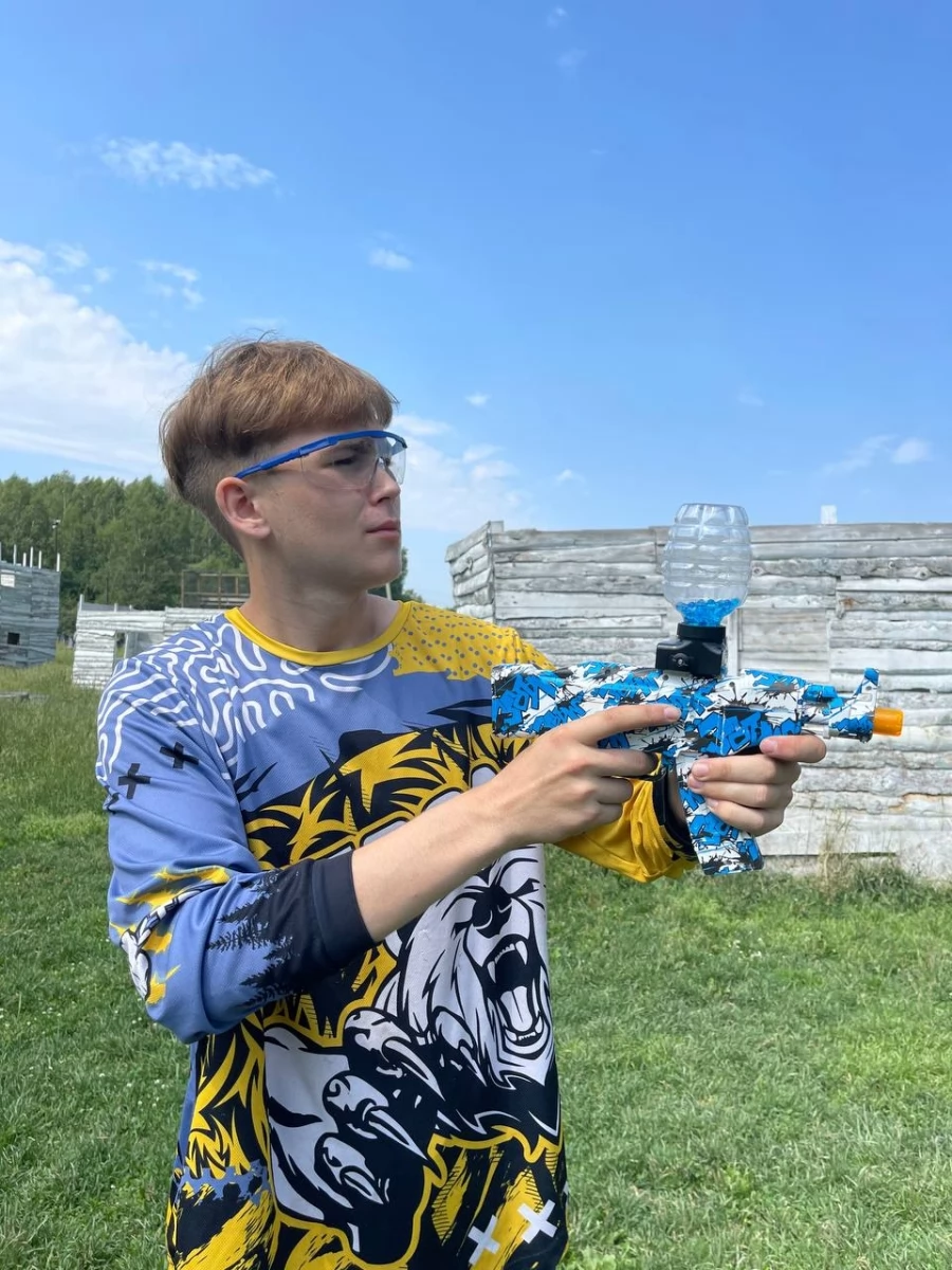 Взрослый игрок с гидробольным бластером на полигоне СТВОЛ